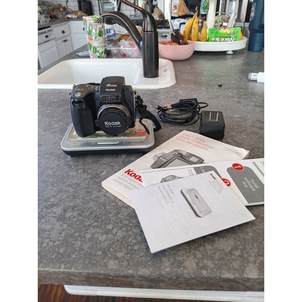 Kodak EasyShare DX7590 5.0MP 10x Zoom Digital Camera + Dock And Manuals